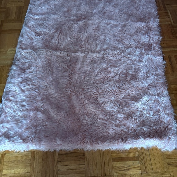 FREE SHIPPING Pink Faux Fur Throw Blanket - Picture 2 of 4